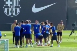 记者：训练前亚马尔与弗里克开玩笑，巴萨的训练课氛围很好